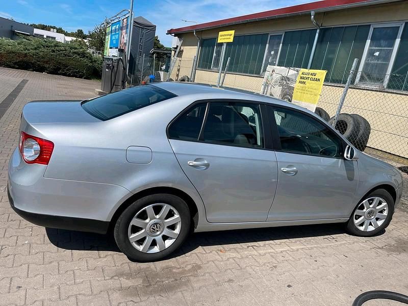 Grau Gebraucht 2006 VW Jetta Limousine | 3.999 € (Teuer) - Bild 1/4