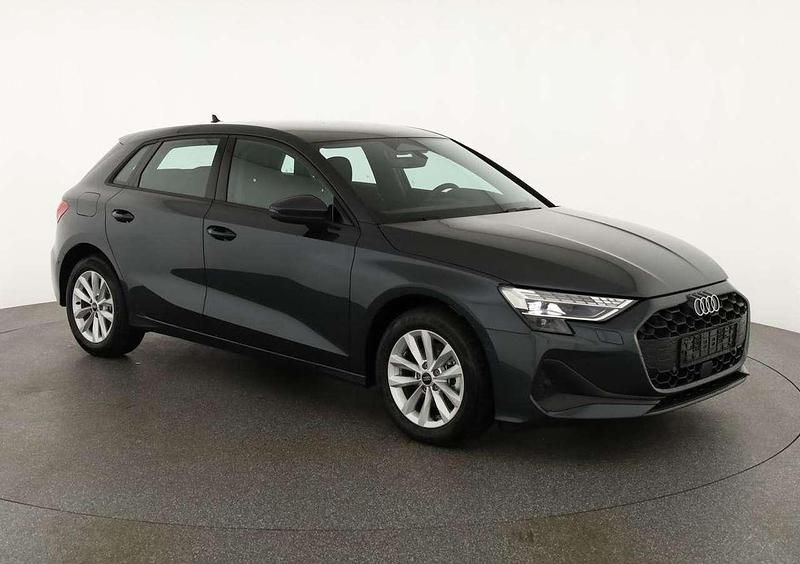Manhattan grau metallic Neu 2025 Audi A3 Sportback Limousine | 33.090 € (Guter Preis) - Bild 1/4