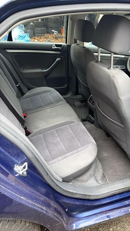 Second-hand VW Jetta 2005 Albastru Berlinǎ