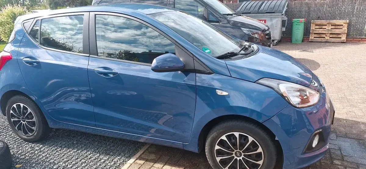 Gebraucht Hyundai i10 69 PS (50 kW) 2015 Blau Kleinwagen