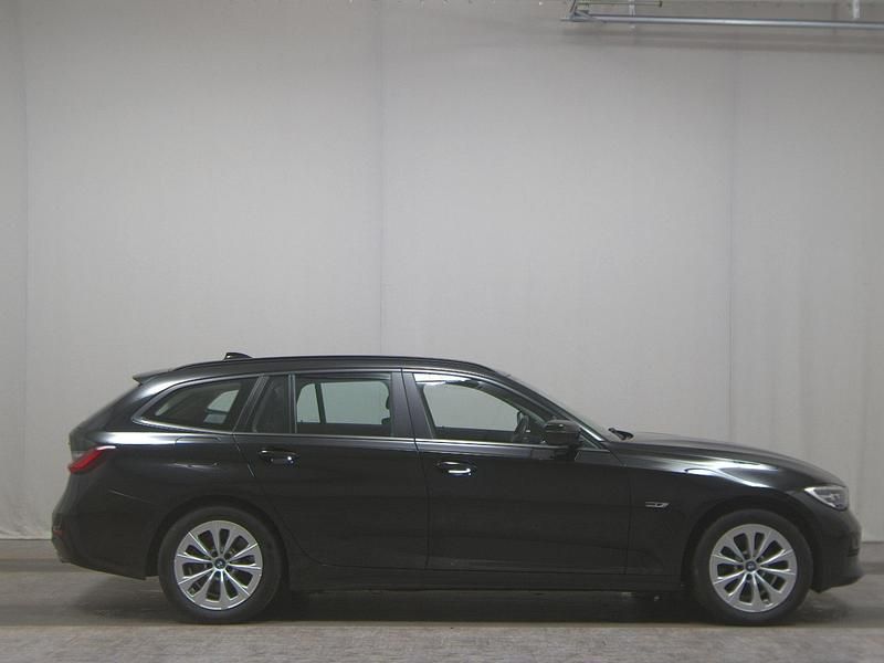 Schwarz Gebraucht 2022 BMW 320e Sport Line Kombi | 21.680 € - Bild 1/4
