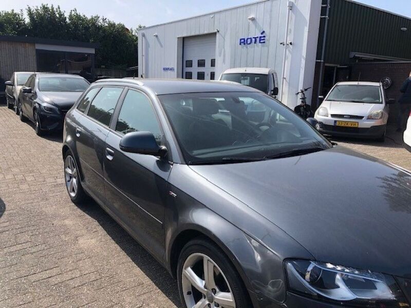 Usado Audi A3 Performance 160 HP (117 kW) 2010 Cinzento Citadino