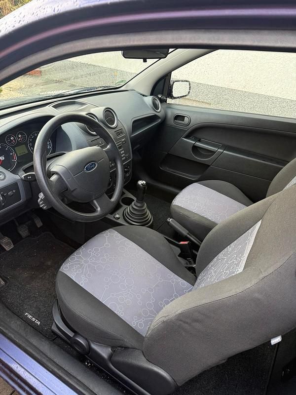 Gebraucht Ford Fiesta 59 PS (43 kW) 2006 Violet Kleinwagen