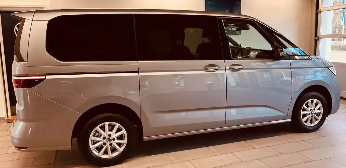 Gebraucht VW Multivan Life 150 PS (110 kW) 2025 Silber Van / Kleinbus