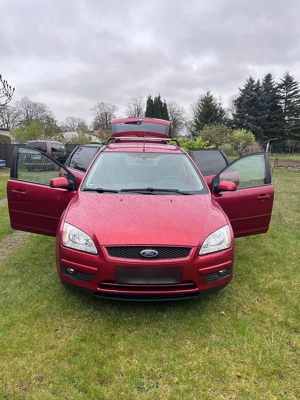 Używany Ford Focus Ambiente 101 KM (74 kW) 2007 Czerwony Sedan/Limuzyna