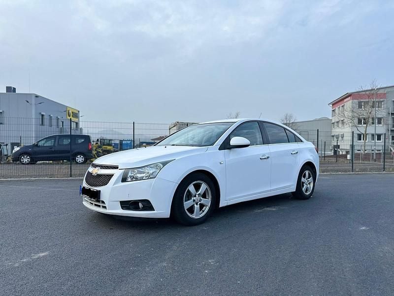 Weiß Gebraucht 2010 Chevrolet Cruze Limousine | 4.000 € (Etwas zu teuer) - Bild 1/4