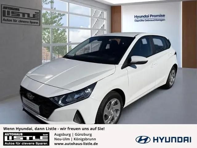 Atlas white (metallic) Gebraucht 2023 Hyundai i20 Essential Kleinwagen | 16.985 € (Fairer Preis) - Bild 1/4