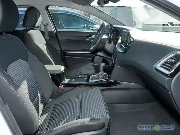 Neu Kia Ceed 101 PS (74 kW) 2025 Cararraweiss Kleinwagen