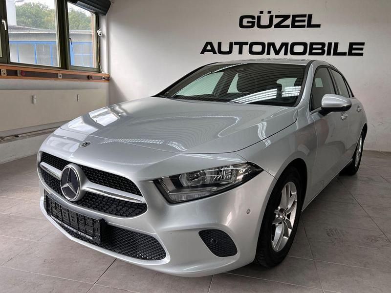 Silber Gebraucht 2019 Mercedes A180 Style Limousine | 15.980 € (Fairer Preis) - Bild 1/4