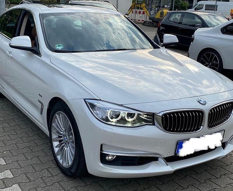 Weiß Gebraucht 2015 BMW 320 Gran Turismo Luxury Line Limousine | 19.399 € (Fairer Preis) - Bild 1/4