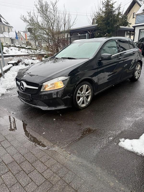 Gebraucht Mercedes A200 156 PS (114 kW) 2015 Schwarz Limousine