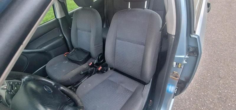 Second-hand Ford Focus 101 CP (74 kW) 2003 Albastru Break