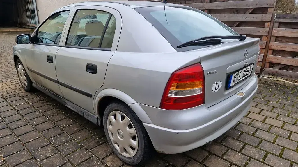 Gebraucht Opel Astra 101 PS (74 kW) 2000 Silber Limousine