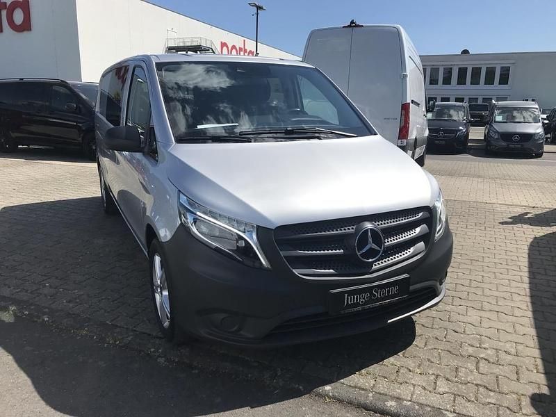 Brillantsilber metallic Gebraucht 2022 Mercedes Vito Van / Kleinbus | 38.913 € (Fairer Preis) - Bild 1/4