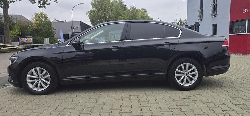 Gebraucht VW Passat Comfortline 120 PS (88 kW) 2018 Schwarz Limousine