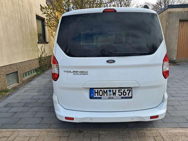 Gebraucht Ford Tourneo Courier Titanium 101 PS (74 kW) 2021 Weiß Van / Kleinbus
