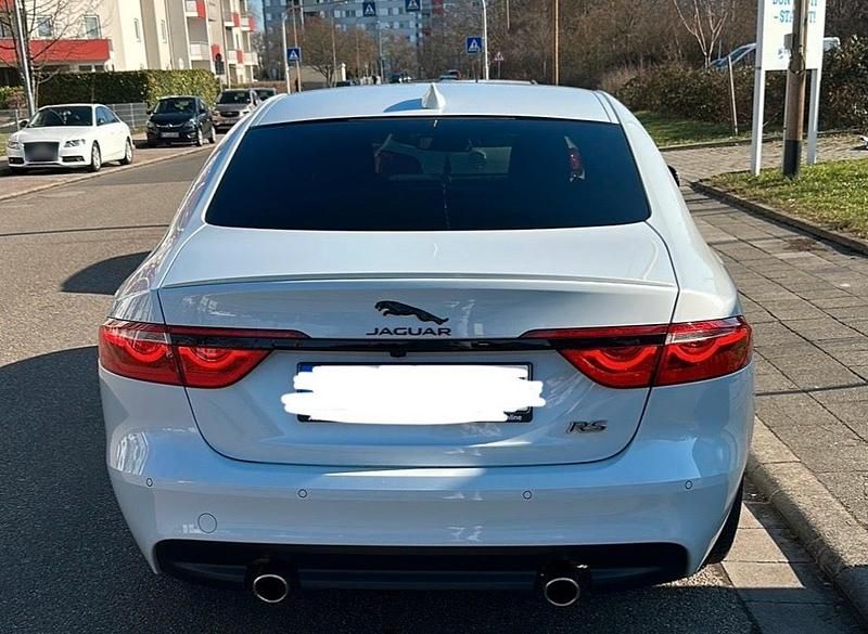 Używany Jaguar XF R 300 KM (220 kW) 2017 Biały Sedan/Limuzyna