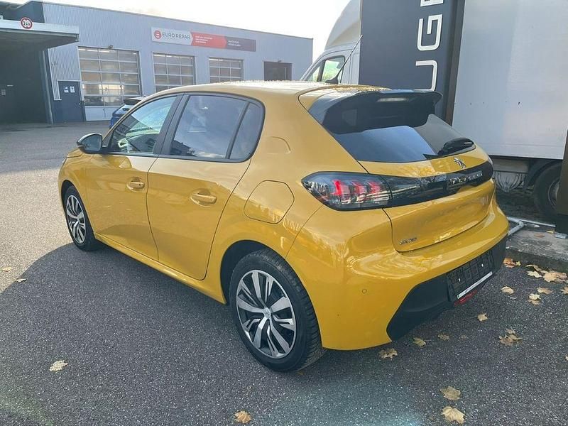 Gebraucht Peugeot 208 Active 101 PS (74 kW) 2023 Gelb Kleinwagen
