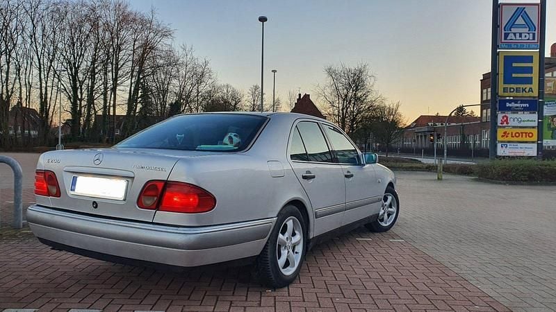 Gebraucht Mercedes E290 129 PS (94 kW) 1996 Silber Limousine