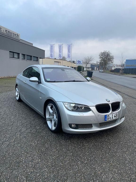 Silber Gebraucht 2006 BMW 335 Sport Line Coupé | 18.999 € (Fairer Preis) - Bild 1/4