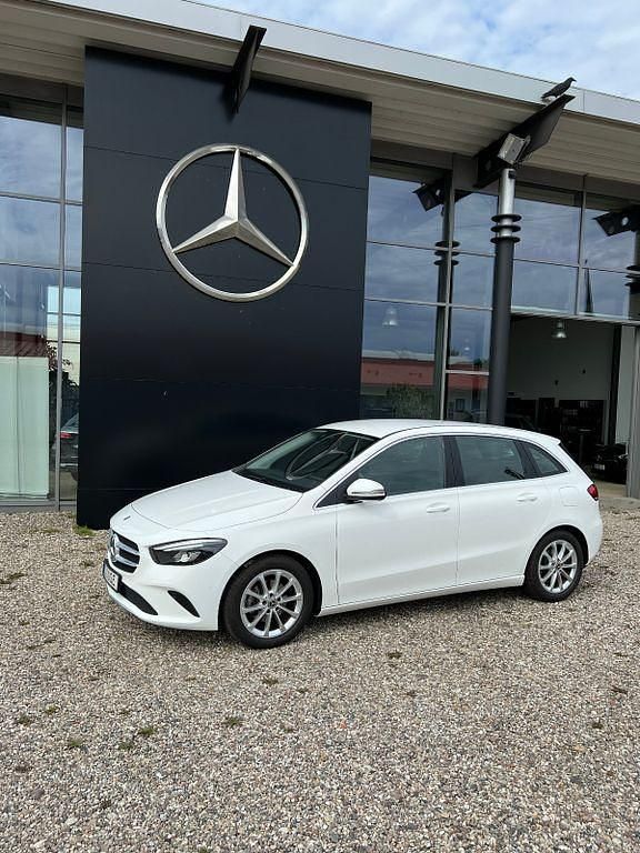 Weiß Gebraucht 2021 Mercedes B180 Progressive Van / Kleinbus | 23.850 € (Fairer Preis) - Bild 1/4