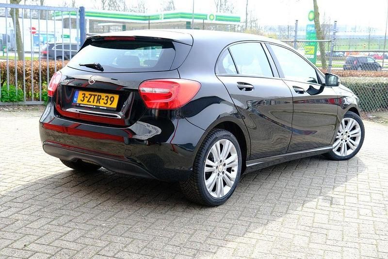 Gebraucht Mercedes A180 122 PS (89 kW) 2015 Schwarz Limousine