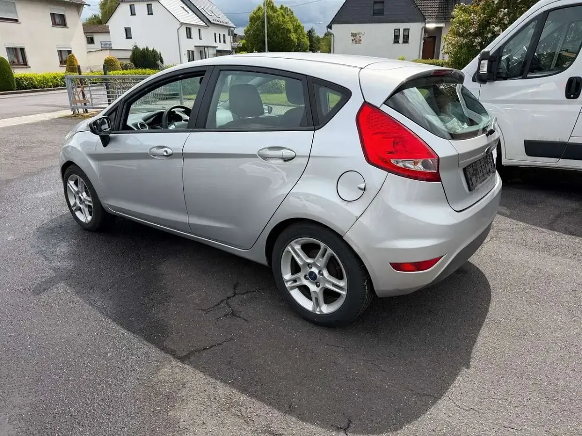 Używany Ford Fiesta Trend 95 KM (69 kW) 2012 Srebrny Hatchback