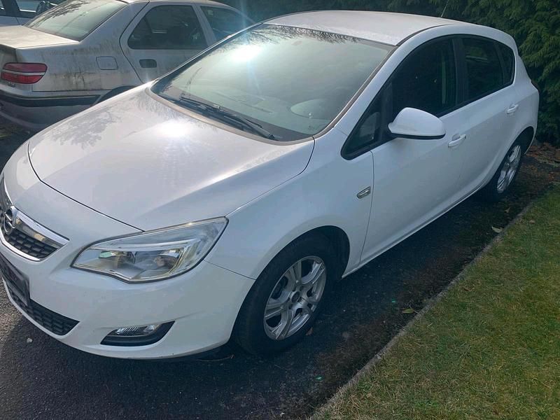 Gebraucht Opel Astra 90 PS (66 kW) 2011 Kleinwagen