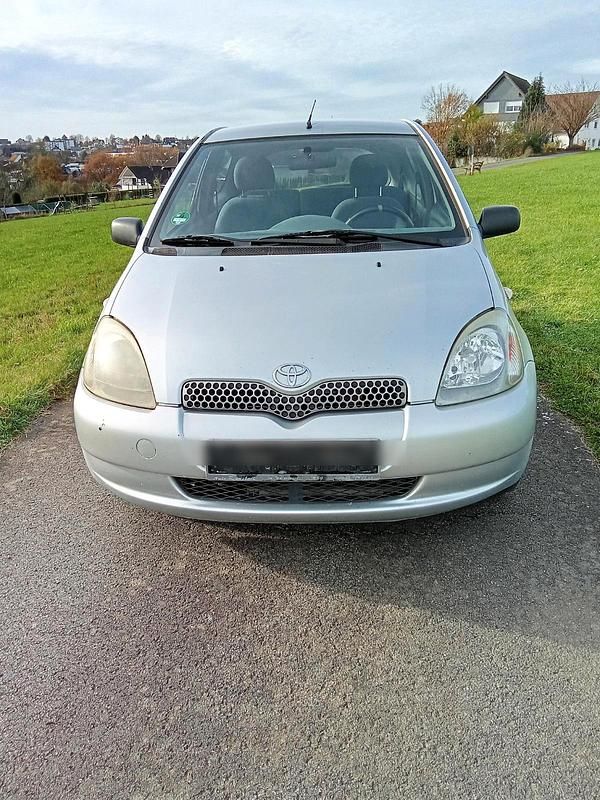 Grau Gebraucht 2001 Toyota Yaris Kleinwagen | 690 € (Guter Preis) - Bild 1/4