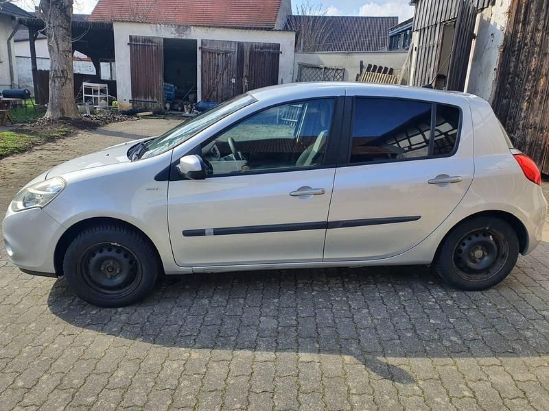 Gebraucht Renault Clio II 86 PS (63 kW) 2010 Silber Kleinwagen