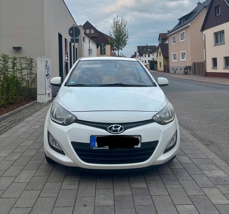 Weiß Gebraucht 2013 Hyundai i20 Kleinwagen | 4.250 € (Etwas zu teuer) - Bild 1/4