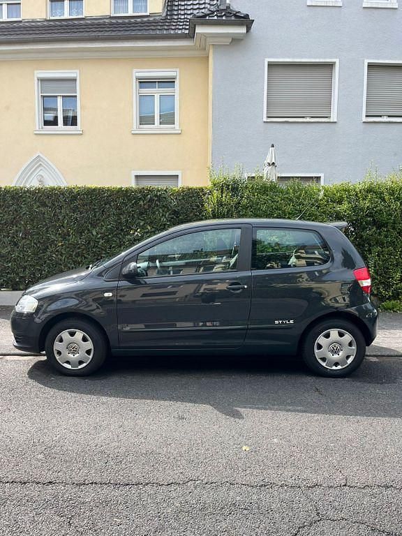 Grau Gebraucht 2010 VW Fox Style Kleinwagen | 2.800 € (Fairer Preis) - Bild 1/4