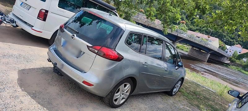Silber Gebraucht 2015 Opel Zafira Tourer Van / Kleinbus | 5.600 € (Superpreis) - Bild 1/4