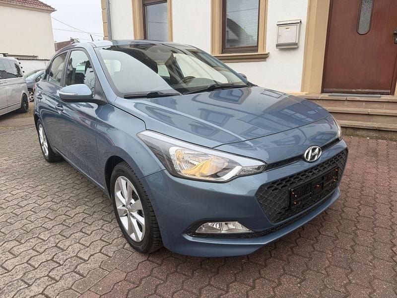 Gebraucht Hyundai i20 101 PS (74 kW) 2017 Blau Limousine