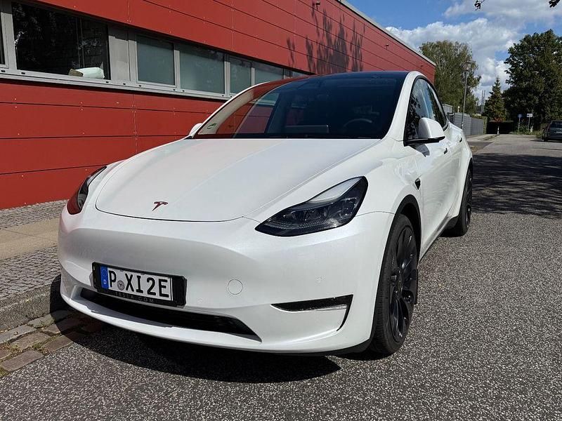 Weiß Gebraucht 2022 Tesla Model Y Performance SUV | 45.900 € (Teuer) - Bild 1/4