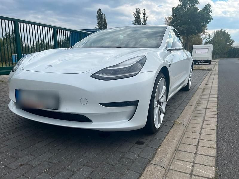 Weiß Gebraucht 2019 Tesla Model 3 Performance Limousine | 23.990 € (Fairer Preis) - Bild 1/4