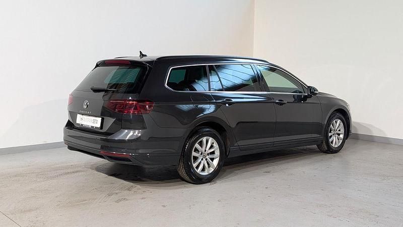 Gebraucht VW Passat 150 PS (110 kW) 2023 Grau Limousine