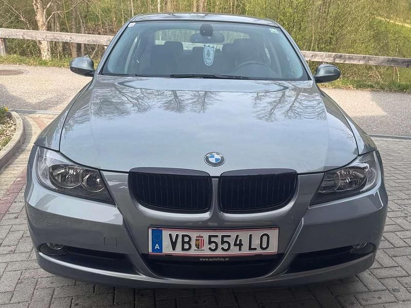 Blau Gebraucht 2007 BMW 318 Limousine | 9.200 € (Teuer) - Bild 1/4