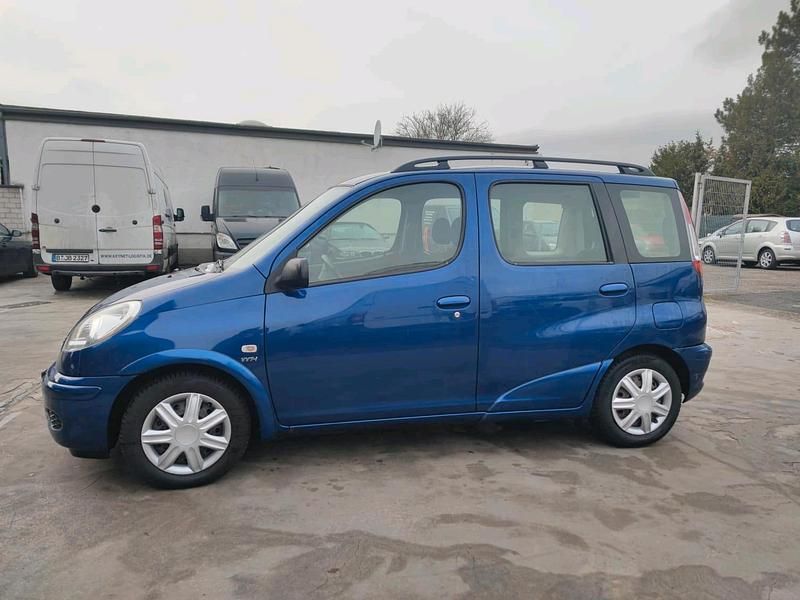 Blau Gebraucht 2003 Toyota Yaris Verso Van / Kleinbus | 2.300 € (Fairer Preis) - Bild 1/4