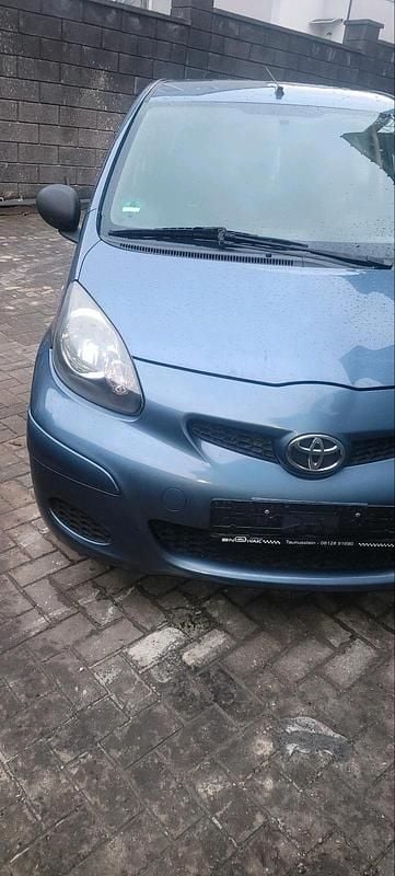 Gebraucht Toyota Aygo 69 PS (50 kW) 2011 Blau Kleinwagen