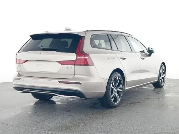 Gebraucht Volvo V60 145 PS (106 kW) 2025 Kombi
