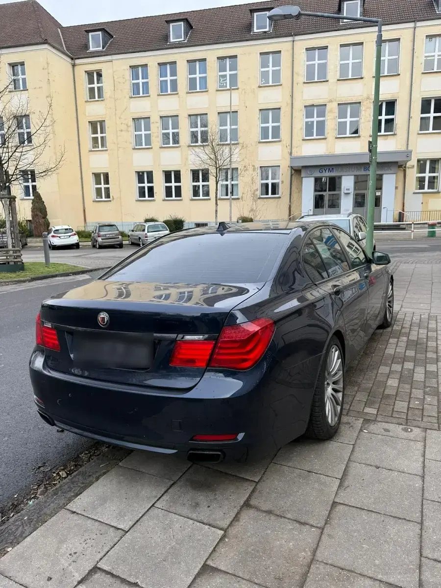 Gebraucht BMW 750 407 PS (299 kW) 2011 Blau Limousine