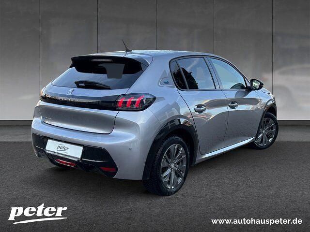 Gebraucht Peugeot e-208 Allure 100 kW (136 PS) 2023 Artense grau Kleinwagen