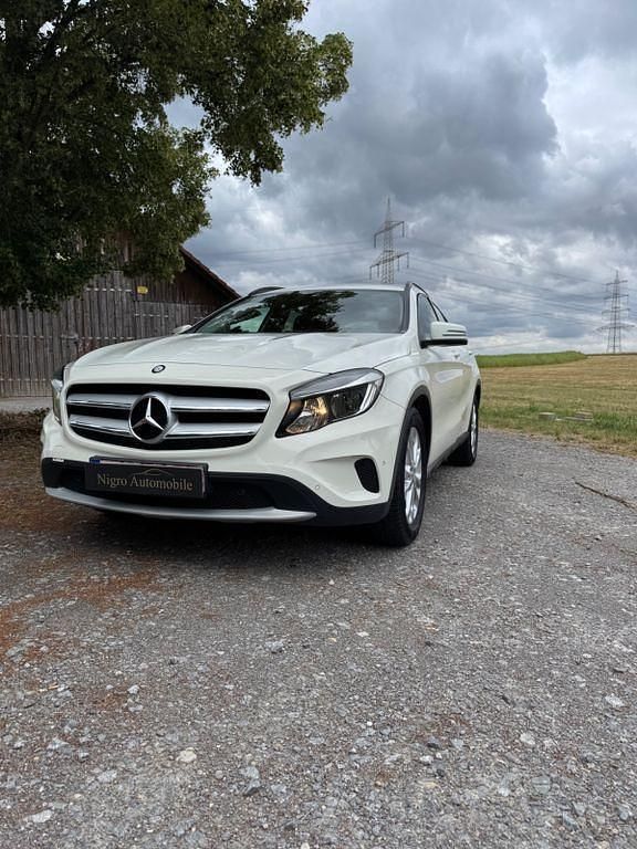 Weiß Gebraucht 2015 Mercedes GLA180 SUV | 14.990 € (Guter Preis) - Bild 1/4
