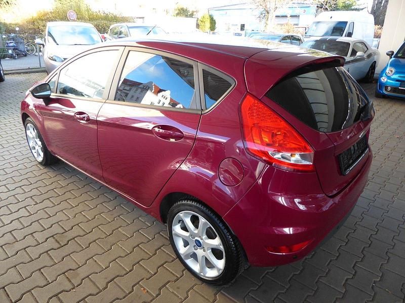 Gebraucht Ford Fiesta Champions Edition 82 PS (60 kW) 2011 Rot Kleinwagen