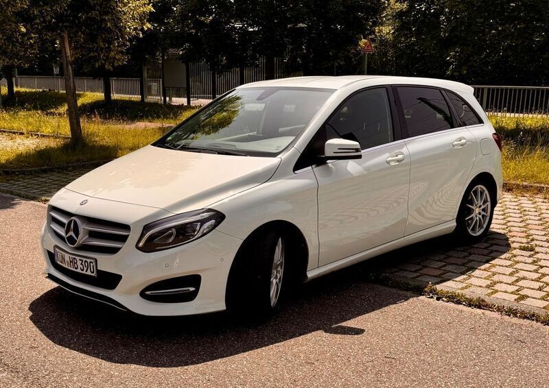 Weiß Gebraucht 2015 Mercedes B250 Style Van / Kleinbus | 13.300 € - Bild 1/4