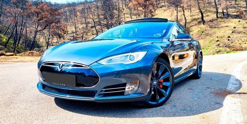 Grau Gebraucht 2015 Tesla Model S Kleinwagen | 31.000 € - Bild 1/4