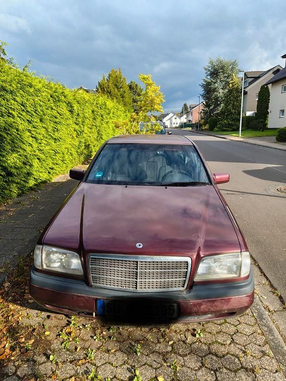 Rot Gebraucht 1996 Mercedes C180 Classic Limousine | 700 € (Guter Preis) - Bild 1/4