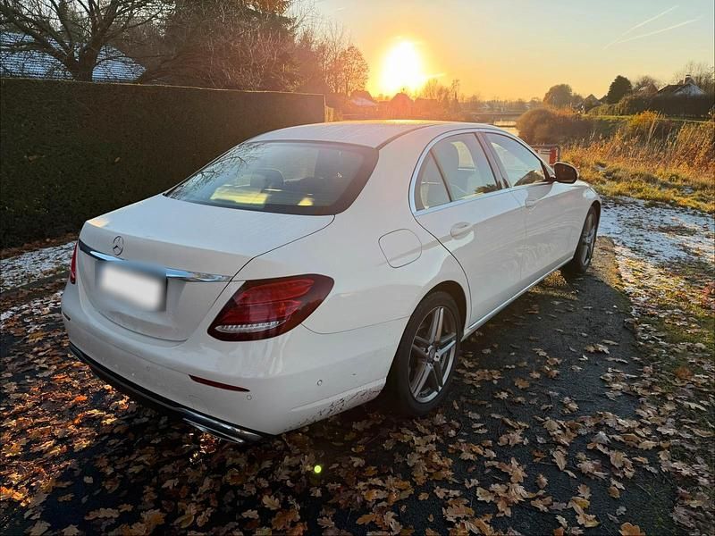 Gebraucht Mercedes E220 194 PS (142 kW) 2016 Weiß Limousine