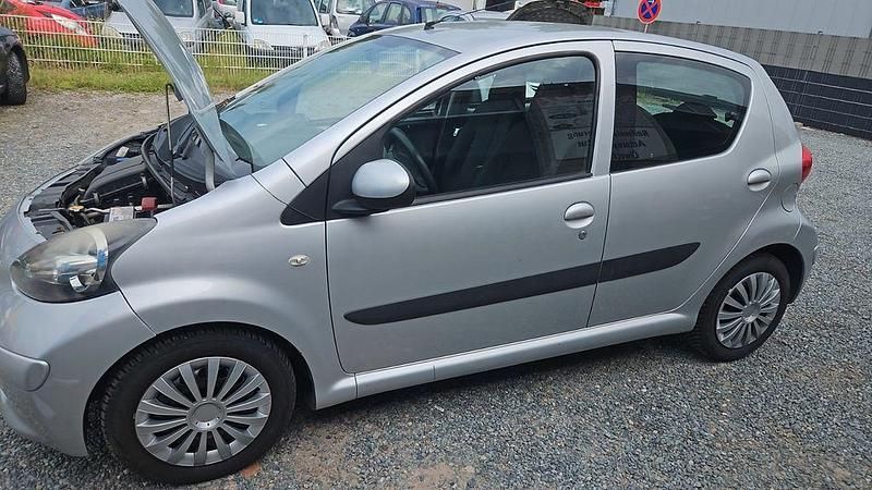 Silber Gebraucht 2009 Toyota Aygo Kleinwagen | 2.400 € (Guter Preis) - Bild 1/4